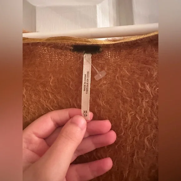 Bundle Alert Free People Oversized Fuzzy V-Neck Sweater & Levi’s jeans. - Picture 7 of 15